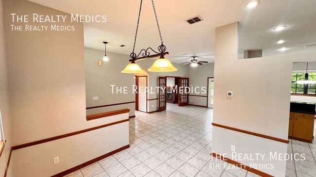 Building Photo - 2372 Sunnyview Dr
