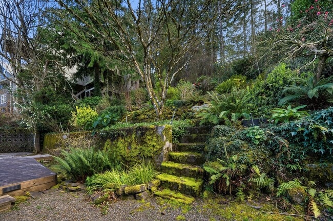 Building Photo - Three bedroom and Two Bathroom home in Portland Heights! Gourmet Kitchen and incredible natural L...