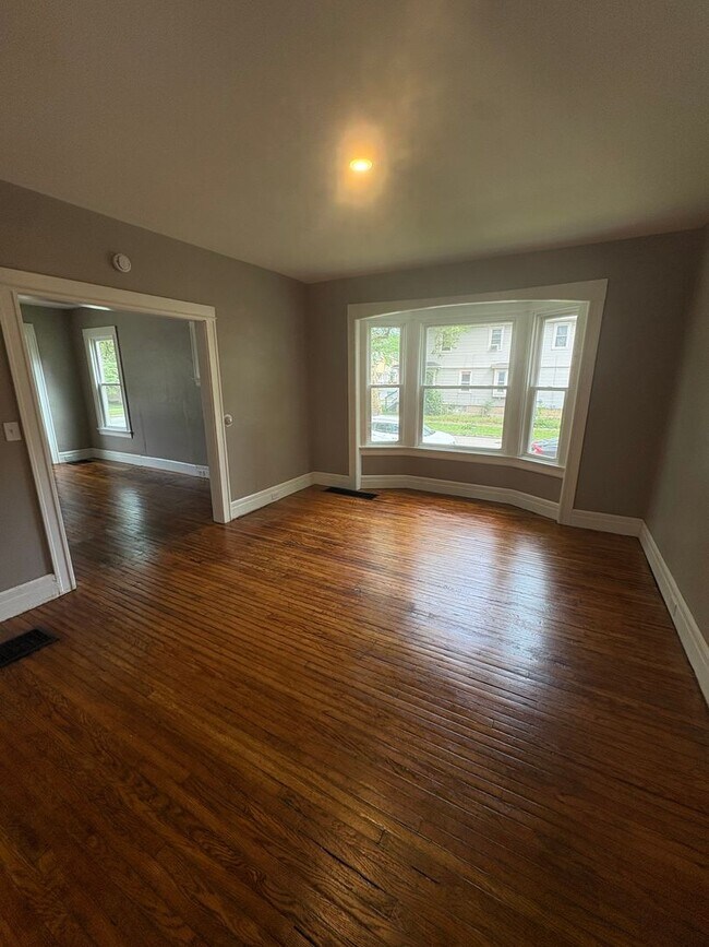Building Photo - Charming Three Bedroom Townhouse!
