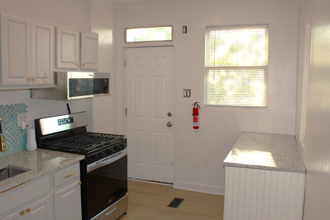 Building Photo - 1106 N Kenwood Ave