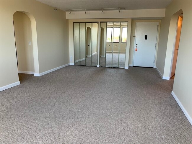 Building Photo - 1731 Beacon St