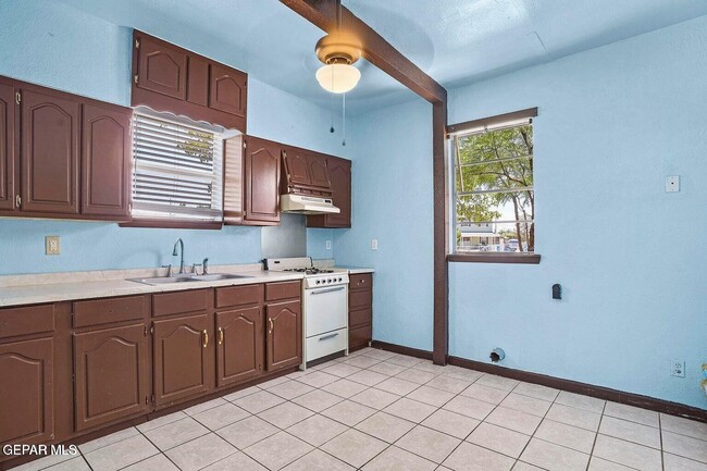 Building Photo - 323 Singh St