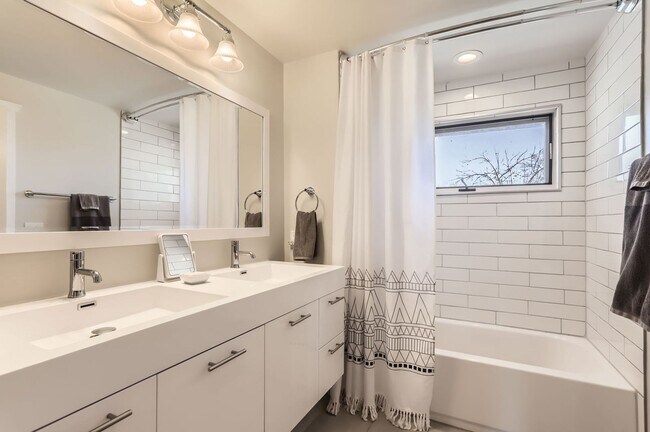 Building Photo - Peaceful 4 BDR Retreat in West Boulder