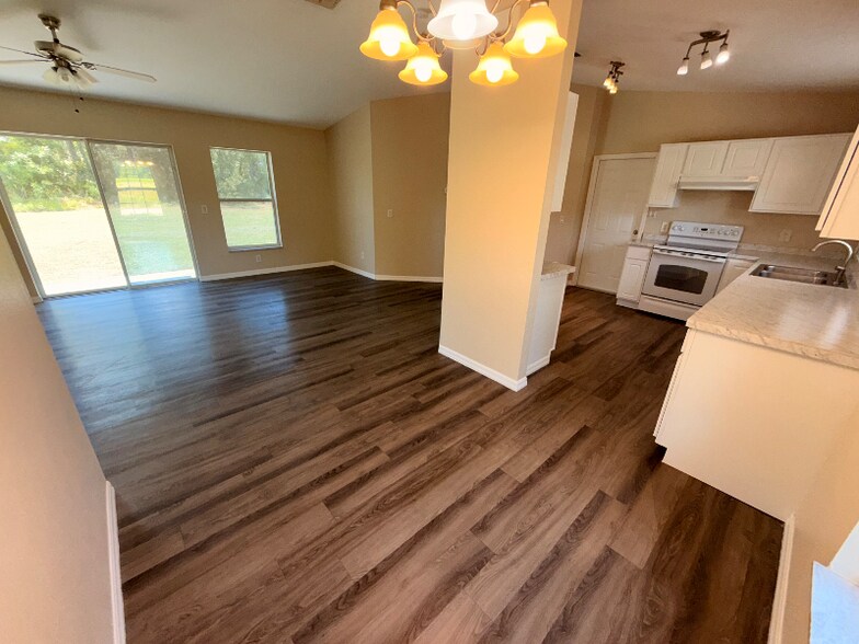 Building Photo - 7228 Everest Ave