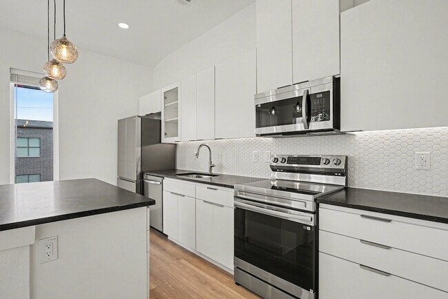 Building Photo - 2217 N Fitzhugh Ave