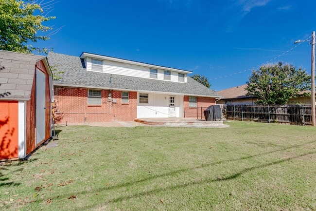 Building Photo - Spacious 4-Bedroom Home in Mature Neighborhood