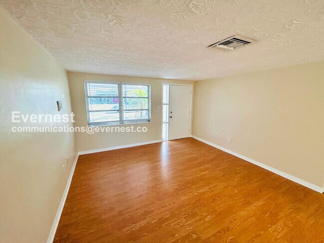 Building Photo - 2127 Erin Dr