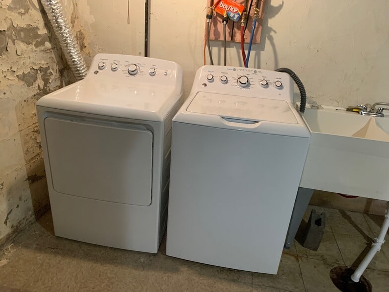 Washer/dryer in unit - 1329 Jackson St