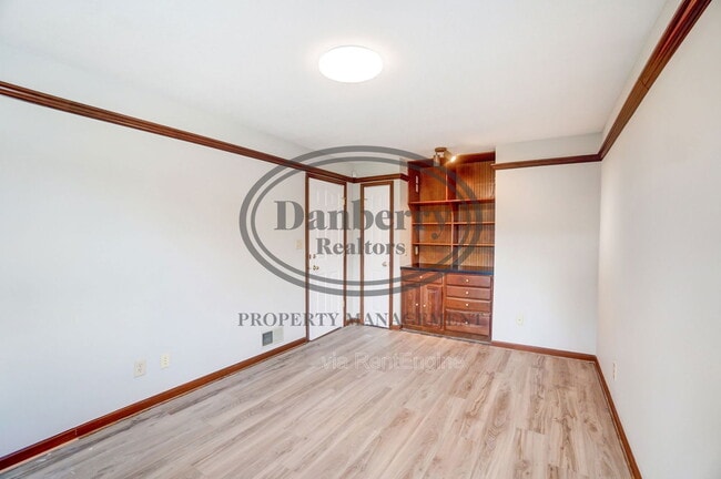 Building Photo - 1133 N Byrne Rd