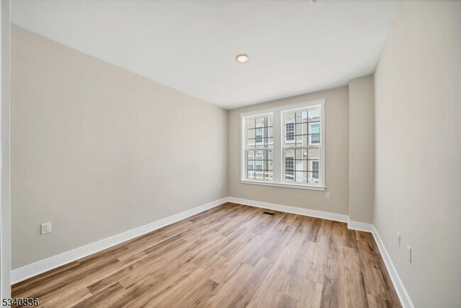 Building Photo - 105 Iris Ct