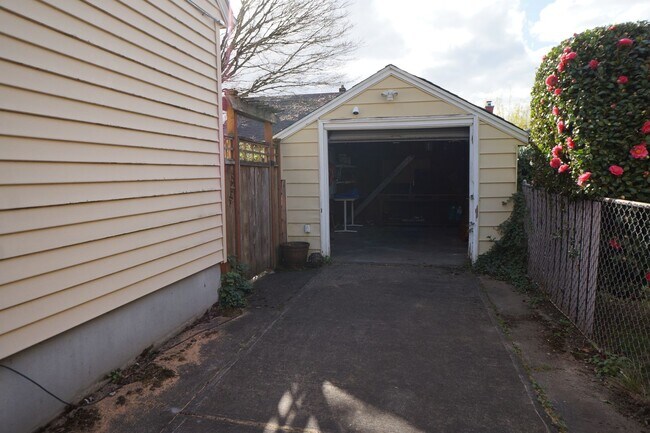 Building Photo - NE Portland - Irvington 3-bedroom Beauty!