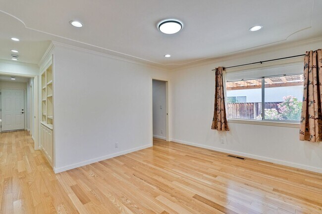 Building Photo - Bright and Spacious 3 Bed 2 Bath Single Fa...