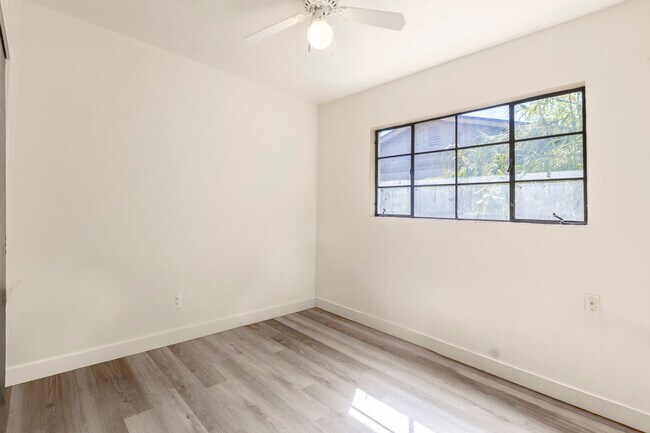 Building Photo - 1324 E Hall St