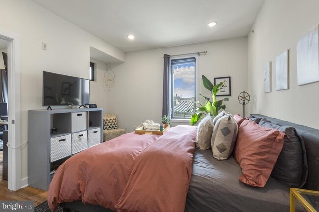 Building Photo - 2411 Kensington Ave