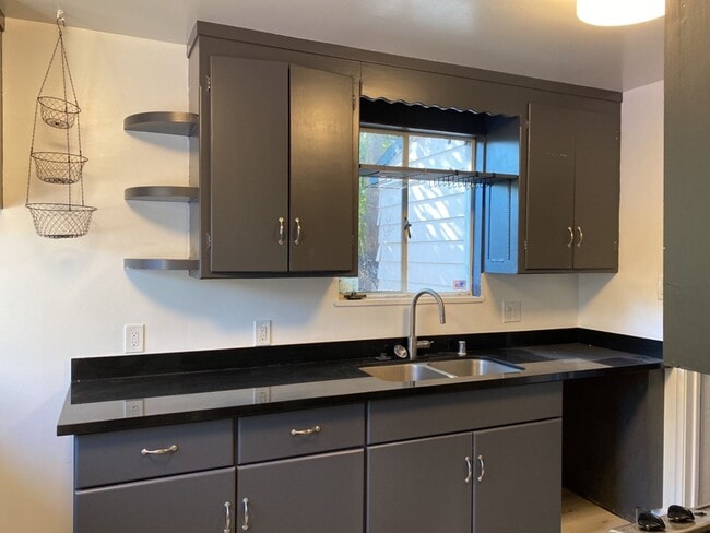Building Photo - 648 K St