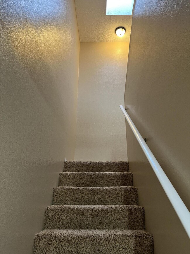 Building Photo - 4985 Butte Pl NW