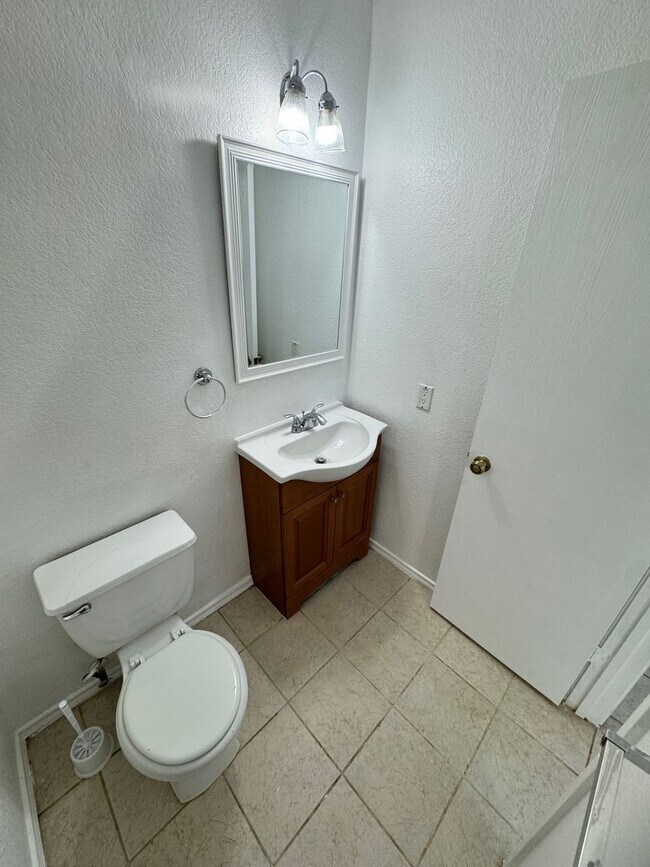 Building Photo - Spacious 3-Bedroom Home in Prime Location ...