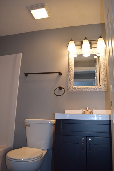 Newly remodeled full bathroom - 108 Wood Ct