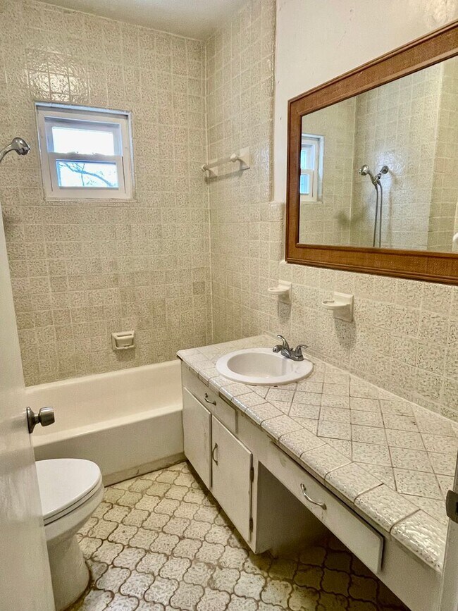 Building Photo - Welcome to this charming 4-bedroom, 2-bathroom home located in the vibrant city of Charlotte, NC