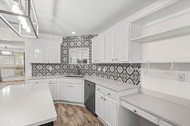 Building Photo - Four Bedroom in West Mobile