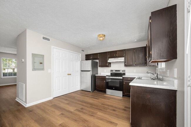 Building Photo - Hamlet Square Townhomes -2304A