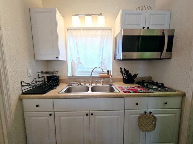Building Photo - Charming Upstairs Studio Apartment | 4805 Valhalla Ln, Plant City, FL 33565