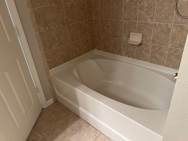 Building Photo - Spacious 3BR/2BA Gated Condo with Resort-Style Amenities!