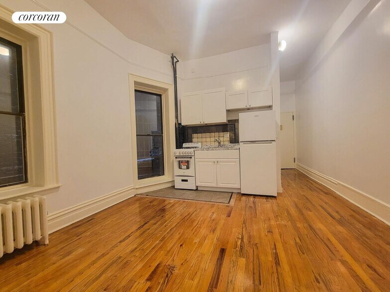 Building Photo - 172 W 77th St