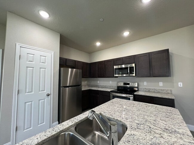 Building Photo - 3-bedroom, 2.5-bathroom townhome in Live Oak!