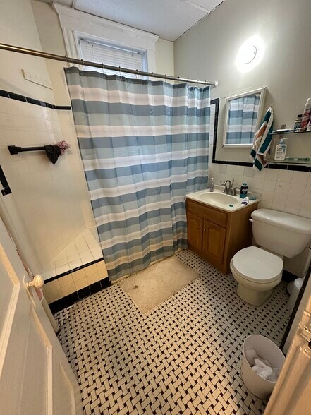 Building Photo - 190 Winthrop Rd