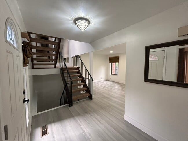 Building Photo - 3069 Lindenwood Dr
