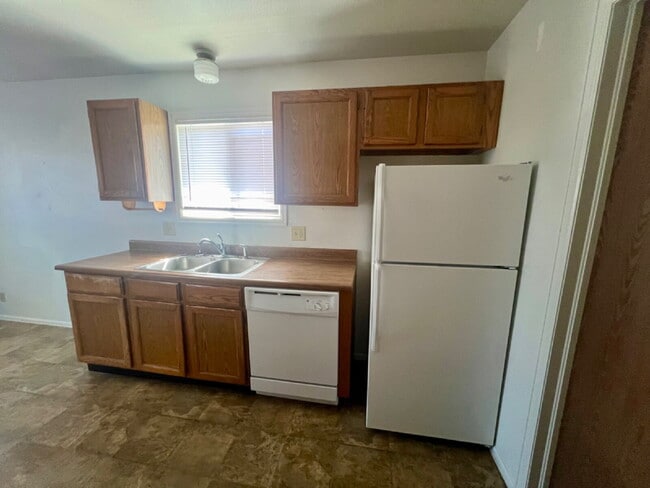 Building Photo - Upper level two bedroom, one bathroom clos...