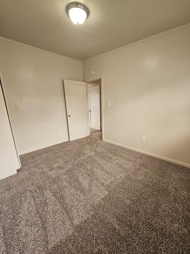 Building Photo - 450 N 3rd W