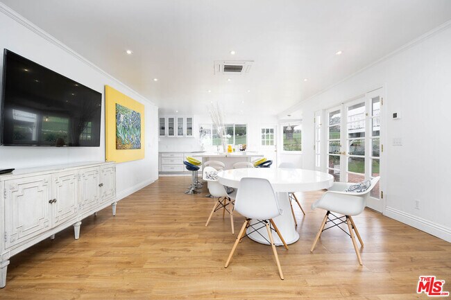 Building Photo - 1110 W Muirlands Dr