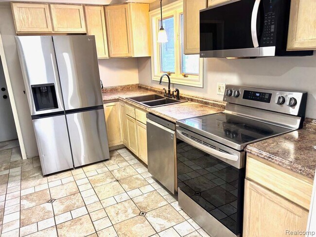 Building Photo - Beautiful Home in Farmington Hills - 3 Bd / 1.5 BA