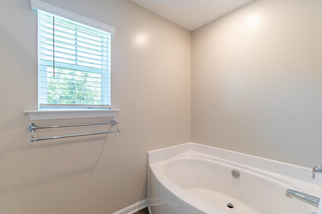 Building Photo - 3733 Moseley Dr