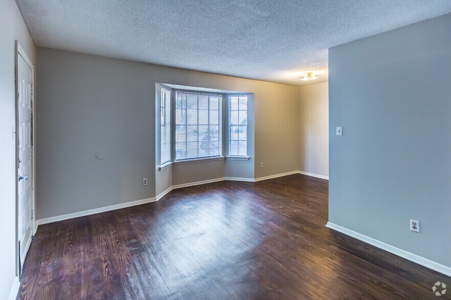 1BR, 1BA - 750SF - Living Room - Southern Place