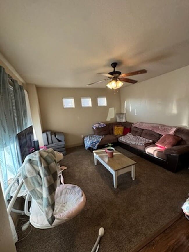 Building Photo - Charming Townhome