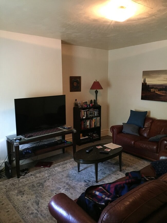 Building Photo - Available August 2026 - Affordable 2 Bedroom Home w/ Lots of Space in Mt Washington!