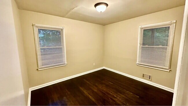 Building Photo - "Charming 2-Bedroom Oasis with Gleaming Hardwood Floors and 2 Full Baths in Decatur!"