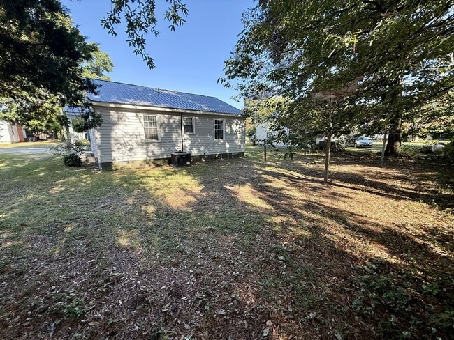 Building Photo - Single Family Ranch 2 Bed