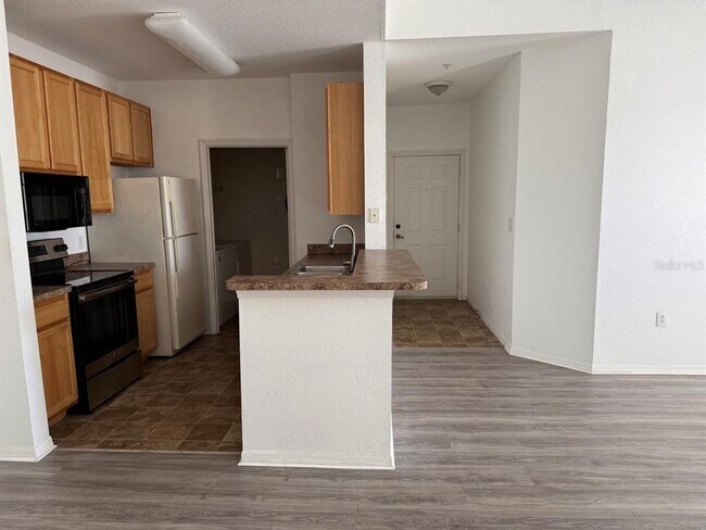 Building Photo - 10205 Courtney Palms Blvd