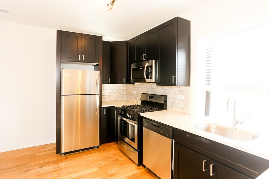 Building Photo - 2210 W Eastwood Ave