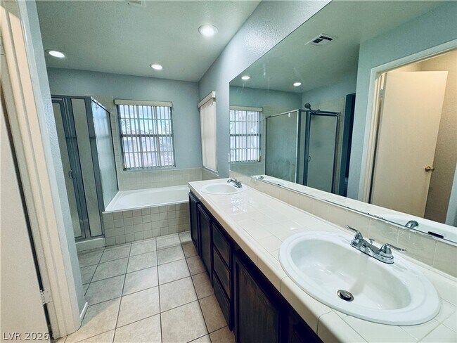 Building Photo - 2581 Silver Shadow Dr