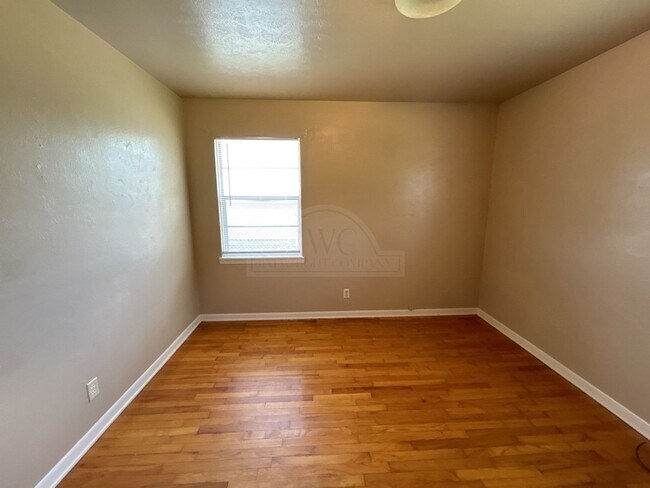 Building Photo - 1315 Jefferies, Killeen