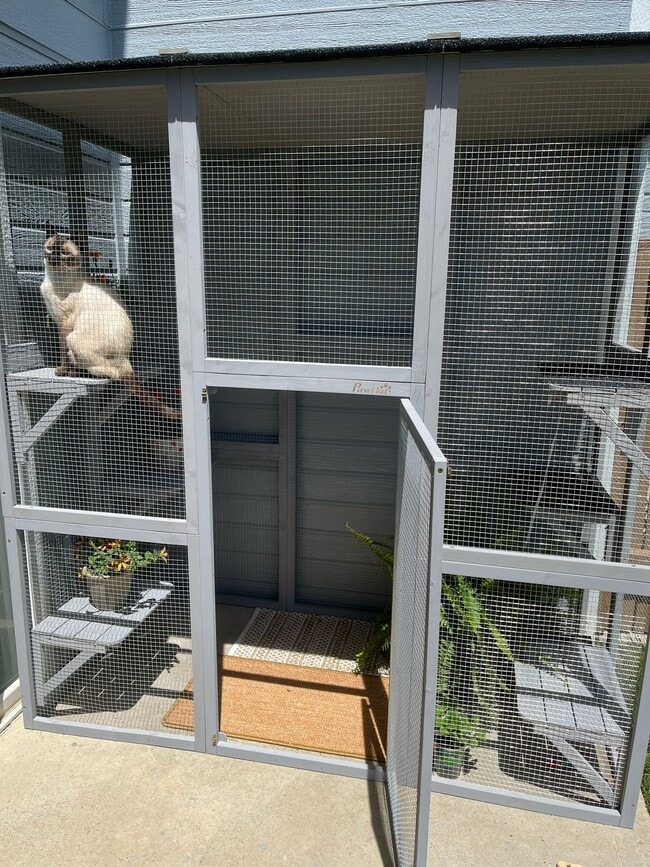 Building Photo - 4565 Lucerne Ave