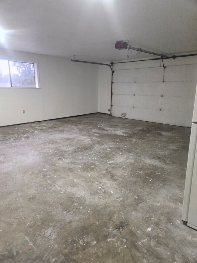 Building Photo - Spacious 4 bedroom/2.5 bath home on 1.5 acres