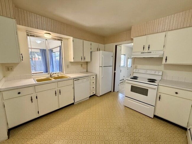 Building Photo - ***MOVE-IN SPECIAL 2 WEEKS FREE***2 Bed, 1.5 Bath Duplex for Rent in Fort Collins!