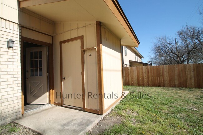 Building Photo - Rent Me Now!