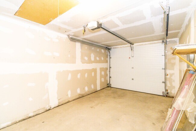 Building Photo - 3 bed, 1 bath home for rent!
